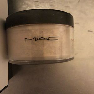 MAC loose powder/highlighter